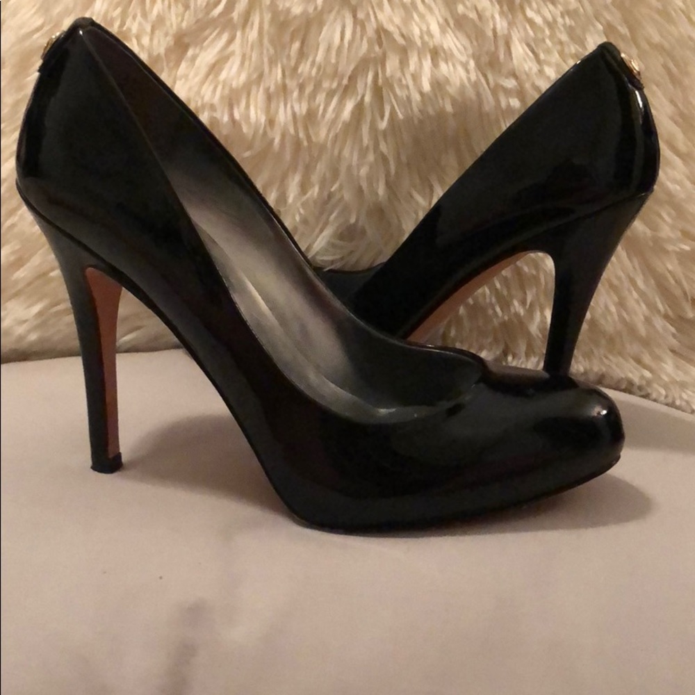 Ivanka Trump black patent leather pumps